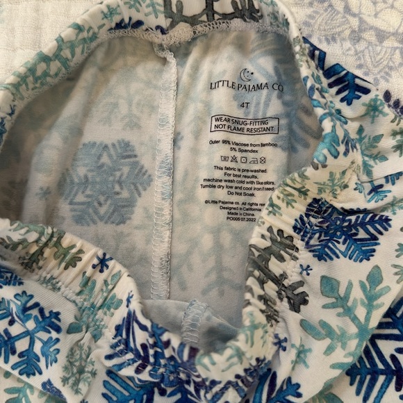 ❄️ snowflake ❄️ bamboo 2 piece pjs in size 4t. Great condition! - Picture 7 of 9